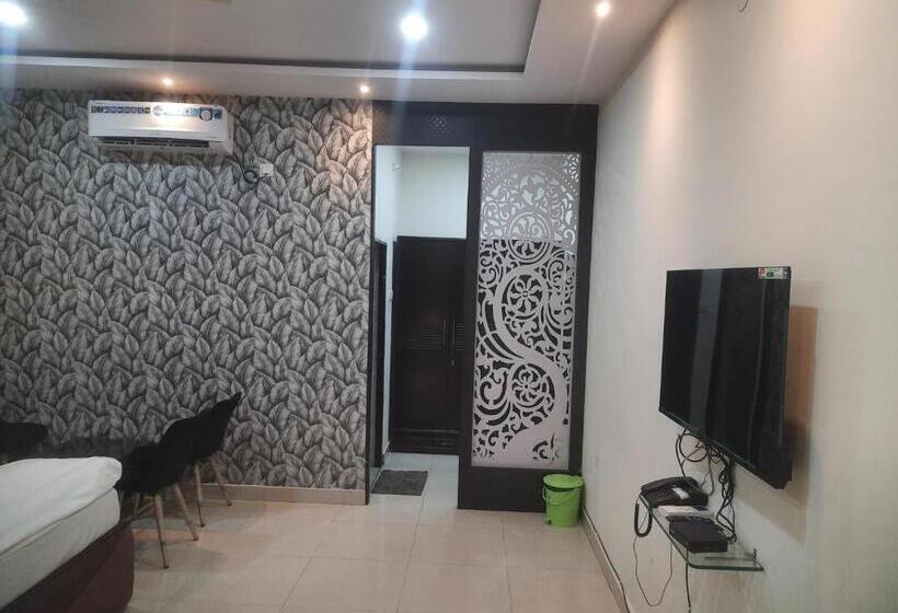 בית מלון כפרי The Royal Lush