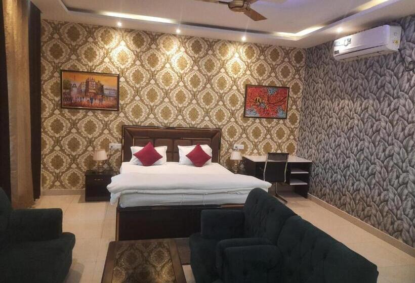 בית מלון כפרי The Royal Lush