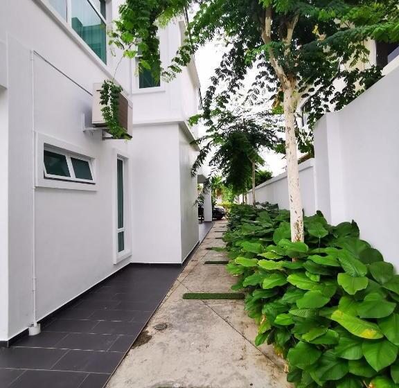 פנסיון Secret Garden Warni Villa