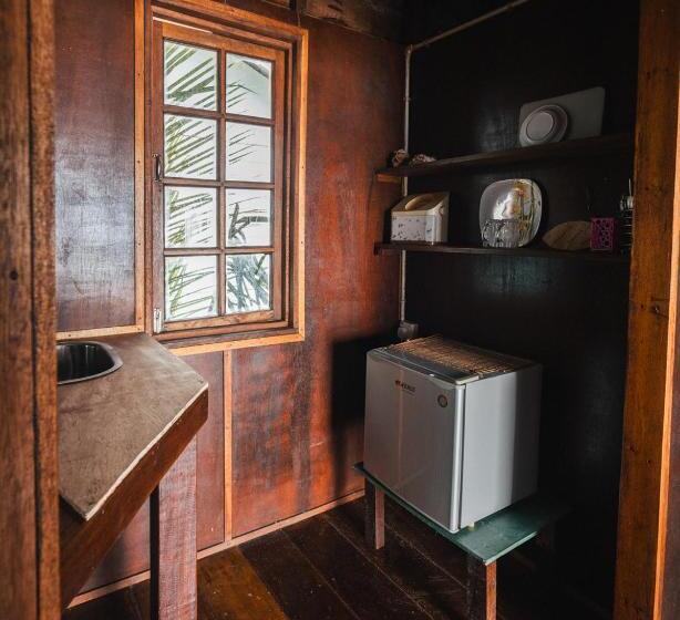 استراحتگاه Beachfront Hut Upstairs Astra   Beach Shack Chalet