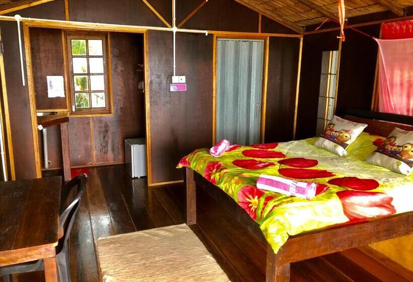 استراحتگاه Beachfront Hut Upstairs Astra   Beach Shack Chalet