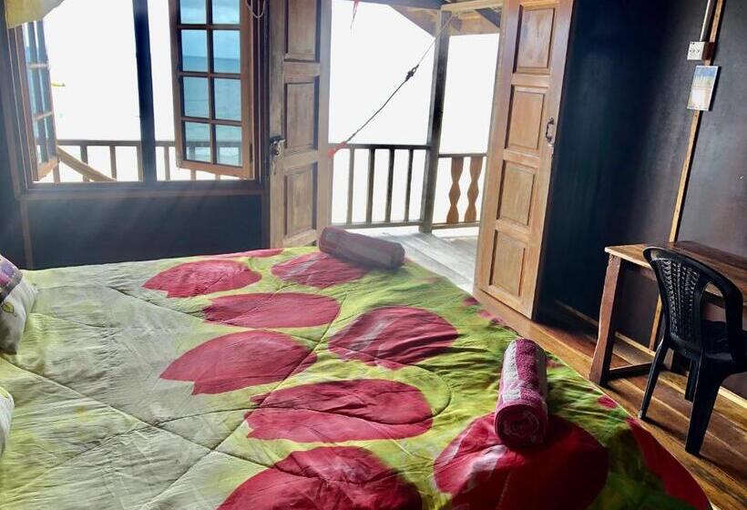 استراحتگاه Beachfront Hut Upstairs Astra   Beach Shack Chalet