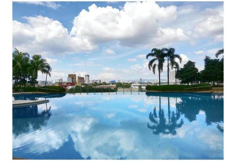 Subang City Residence, 8 9 Pax With Balcony, Walking Distance To Summit, 5min To Sunway