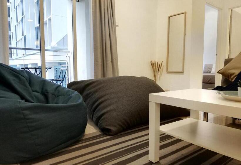 Subang City Residence, 8 9 Pax With Balcony, Walking Distance To Summit, 5min To Sunway