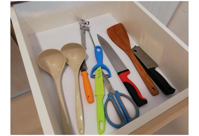 Subang City Residence, 8 9 Pax With Balcony, Walking Distance To Summit, 5min To Sunway