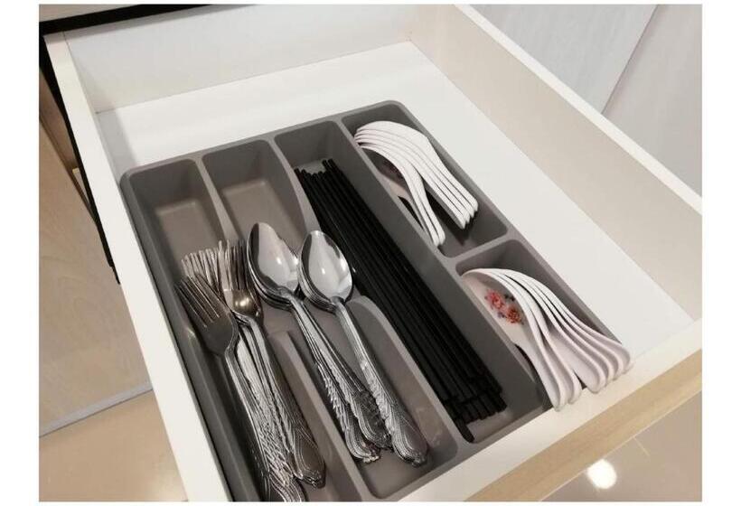 Subang City Residence, 8 9 Pax With Balcony, Walking Distance To Summit, 5min To Sunway