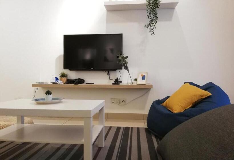 Subang City Residence, 8 9 Pax With Balcony, Walking Distance To Summit, 5min To Sunway