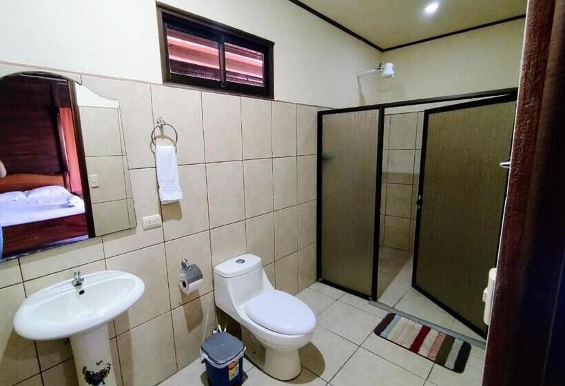 فندق Cabinas Río Frío