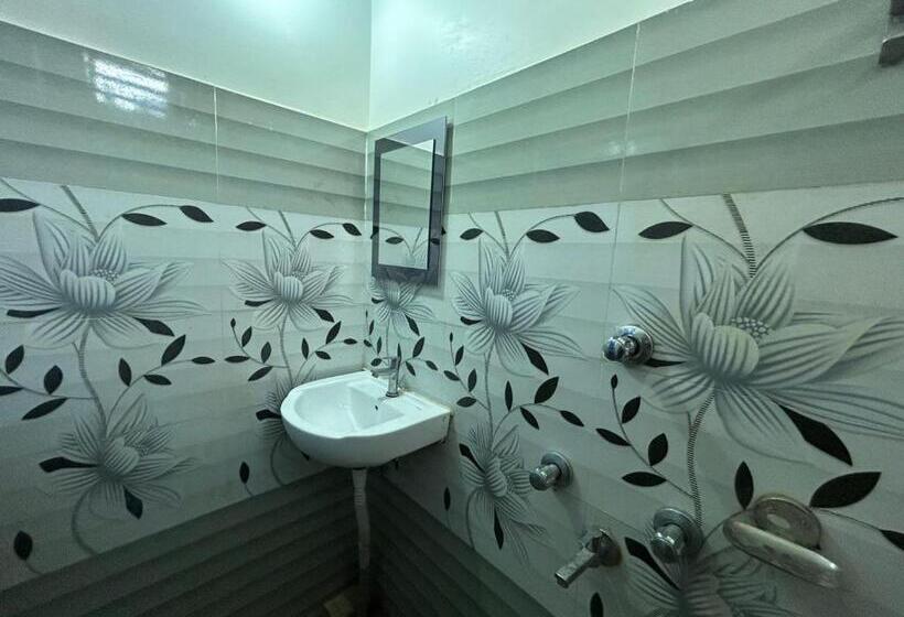 هتل New Nayantara Lodge