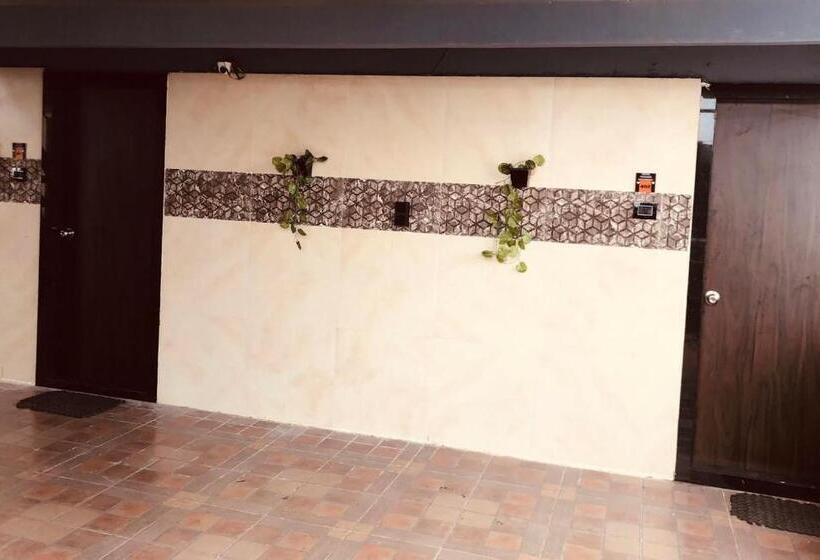 ホテル Tejasri Residency