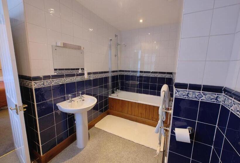 בית מלון כפרי The Golden Cup   Yoxall