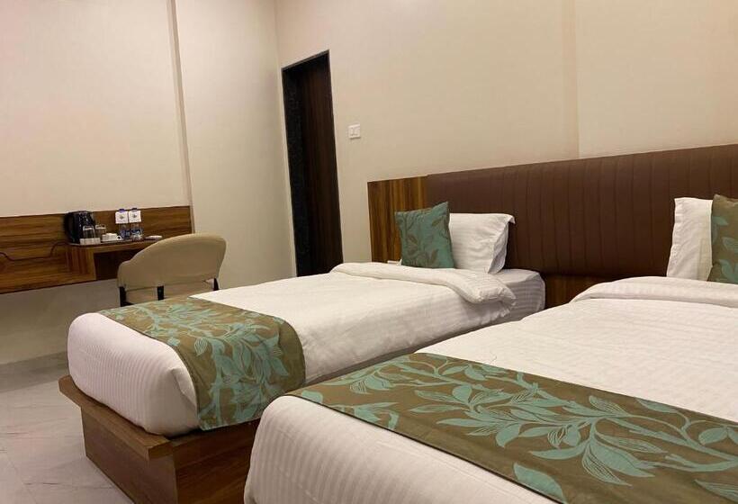 ホテル The Grand Sarovar Inn And Suites