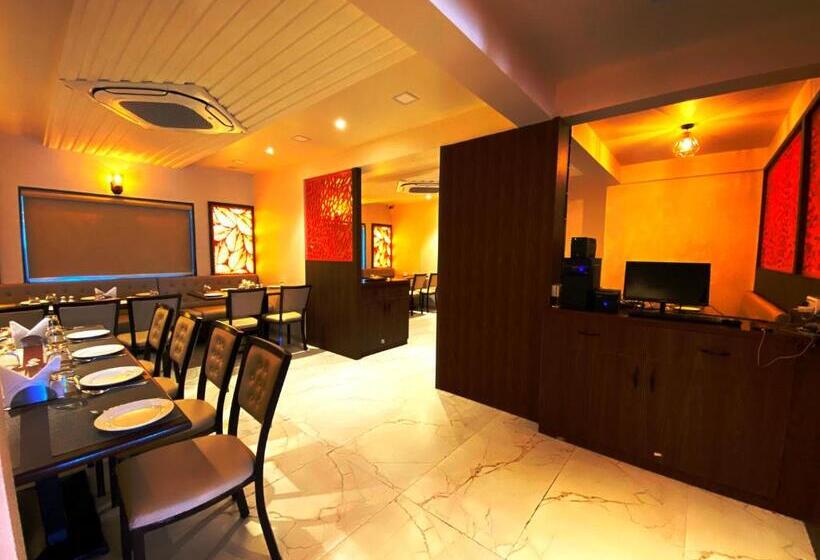 ホテル The Grand Sarovar Inn And Suites