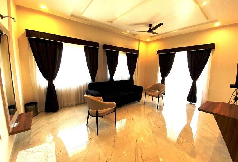 ホテル The Grand Sarovar Inn And Suites
