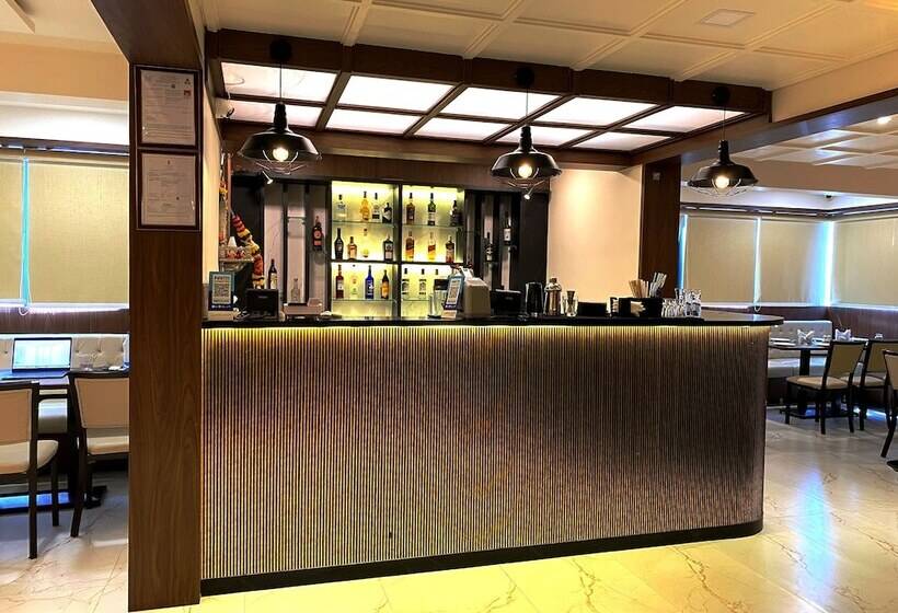 ホテル The Grand Sarovar Inn And Suites