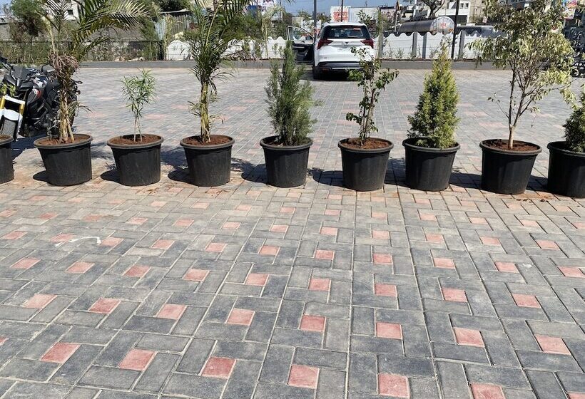 בית מלון כפרי The Grand Sarovar Inn And Suites