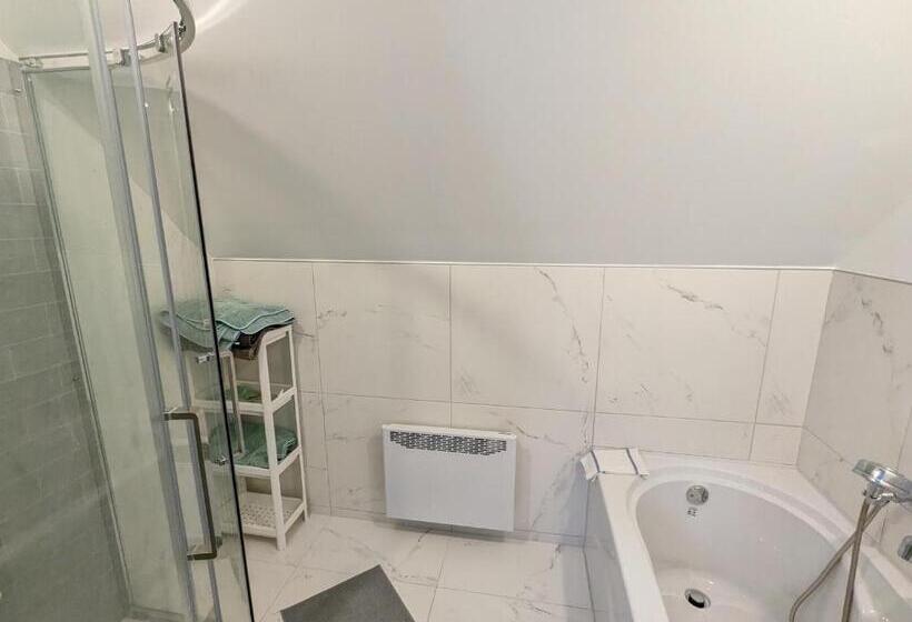 פנסיון Riverview Cottage