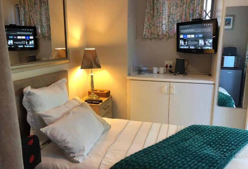 بنسيون Self Catering Guest House