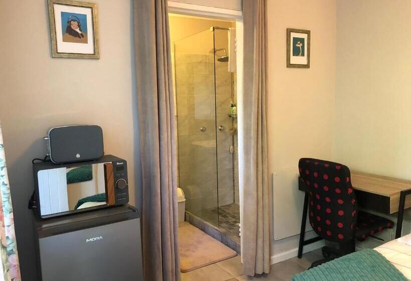 بنسيون Self Catering Guest House