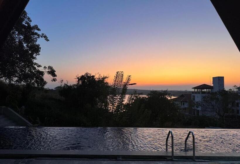 Sundown Lake Hotel & Spa