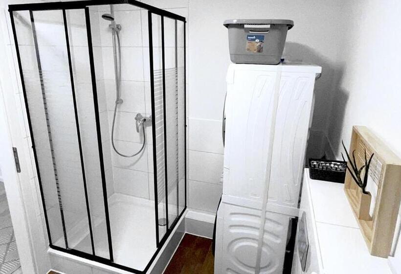 # Vaz Apartments Sg01 02, Wlan,tv, Küche, 2 X Balkone, Nahe Zentrum