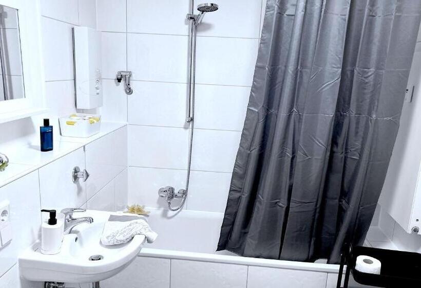 # Vaz Apartments Sg01 02, Wlan,tv, Küche, 2 X Balkone, Nahe Zentrum