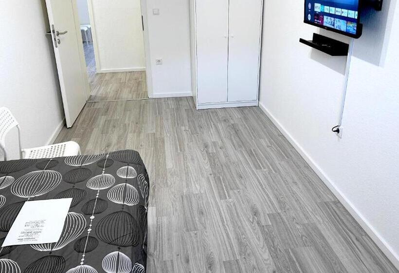 # Vaz Apartments Sg01 02, Wlan,tv, Küche, 2 X Balkone, Nahe Zentrum