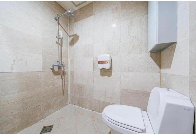 הוסטל Halla Guest House