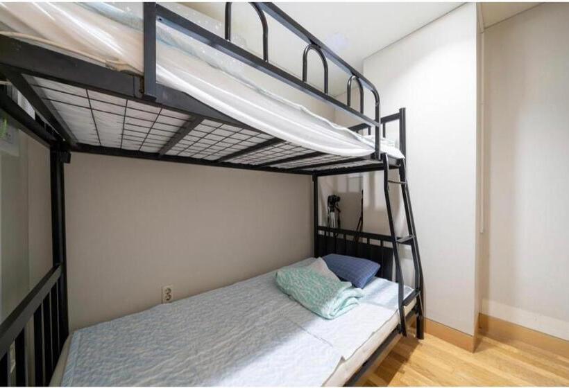 הוסטל Halla Guest House