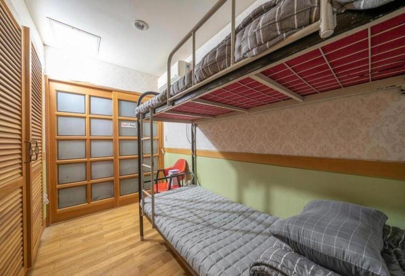 הוסטל Halla Guest House