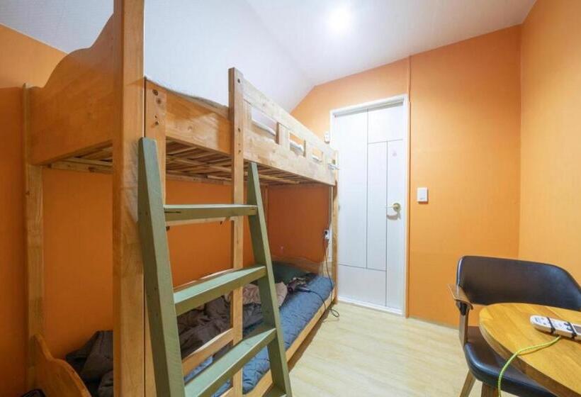 הוסטל Halla Guest House