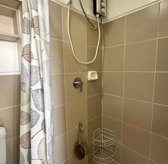 Bright & Breezy 2 Br Unit With Balcony