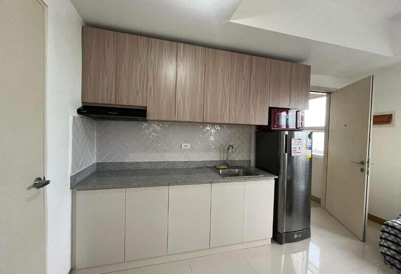 Bright & Breezy 2 Br Unit With Balcony