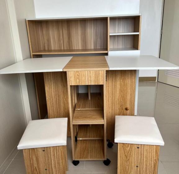 Bright & Breezy 2 Br Unit With Balcony