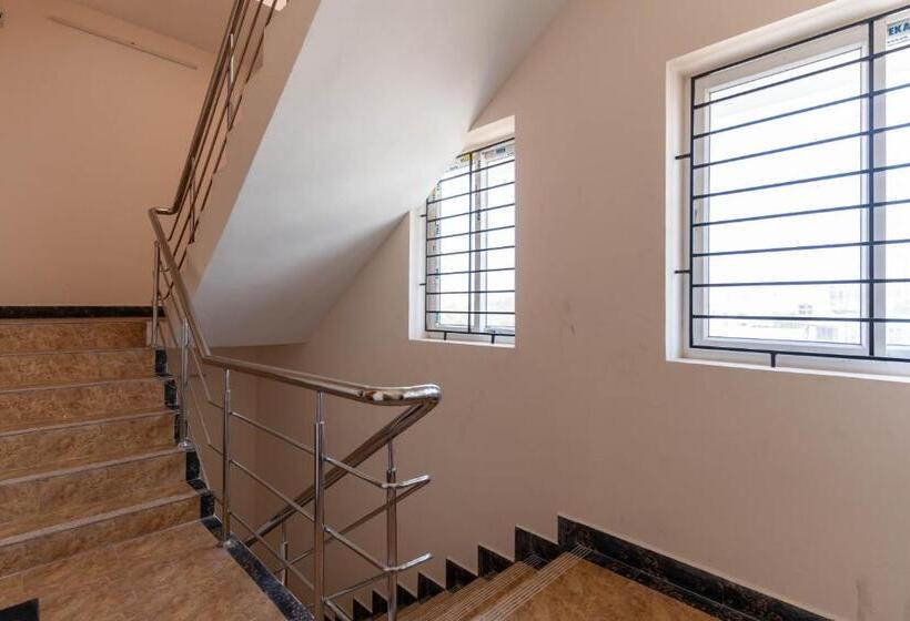 호텔 Aishwaryam Service Apartment