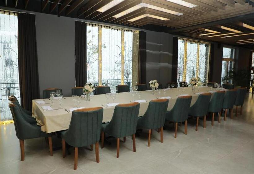 هتل Andoena Resort