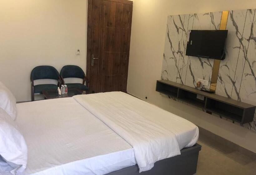 فندق C T Heights Inn