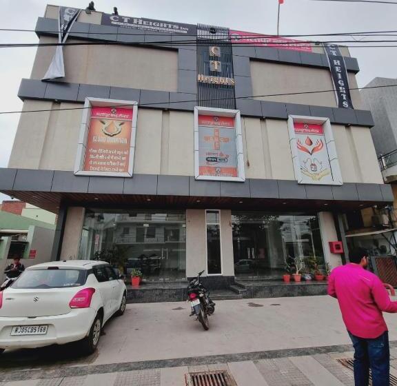 فندق C T Heights Inn