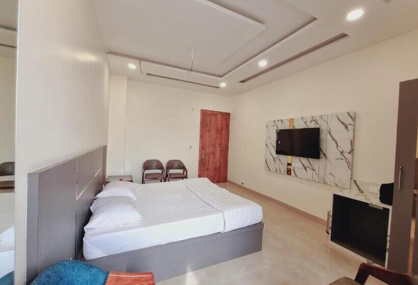 فندق C T Heights Inn