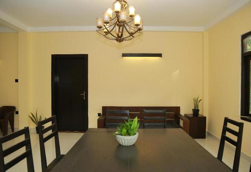 فندق Charly Breeze