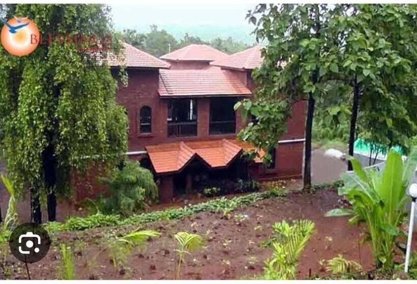 בית מלון כפרי Konkan Nest Resort