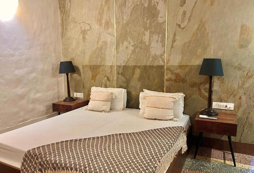 ホテル Maati Resort By The Lake Hill