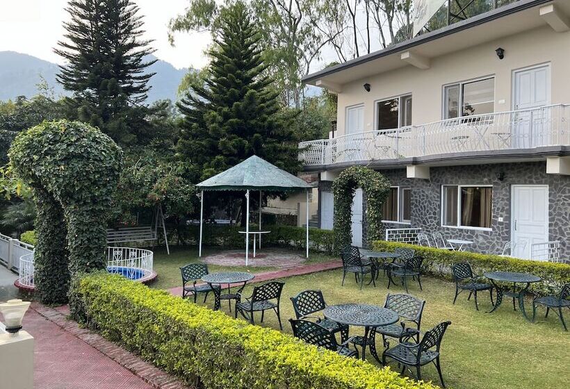 ホテル Maati Resort By The Lake Hill