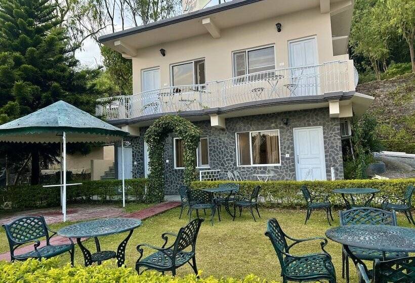 ホテル Maati Resort By The Lake Hill