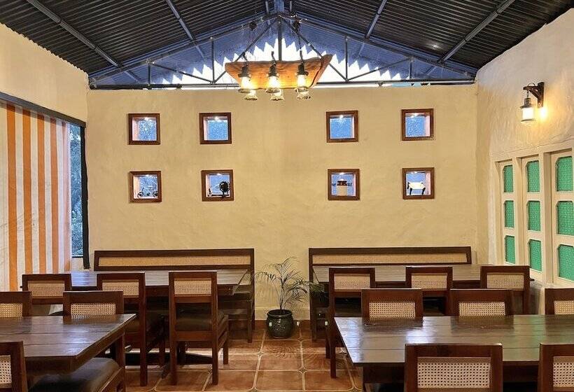 ホテル Maati Resort By The Lake Hill