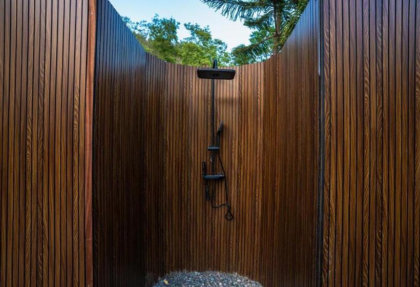 ホテル Maati Resort By The Lake Hill