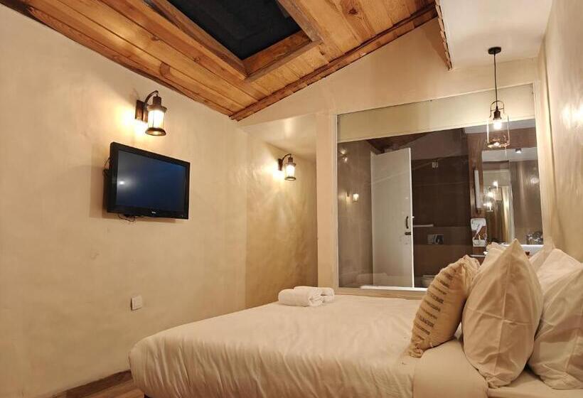 ホテル Maati Resort By The Lake Hill