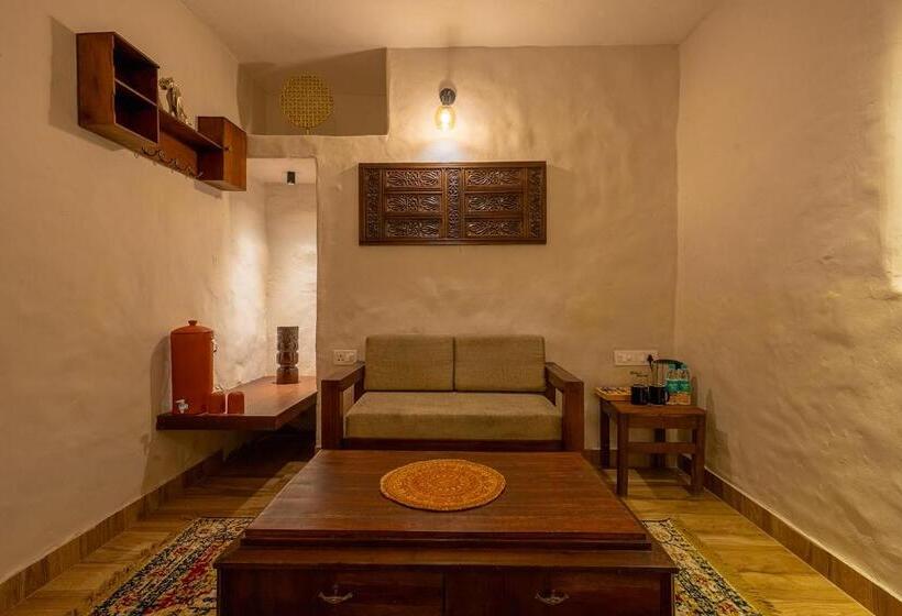 ホテル Maati Resort By The Lake Hill