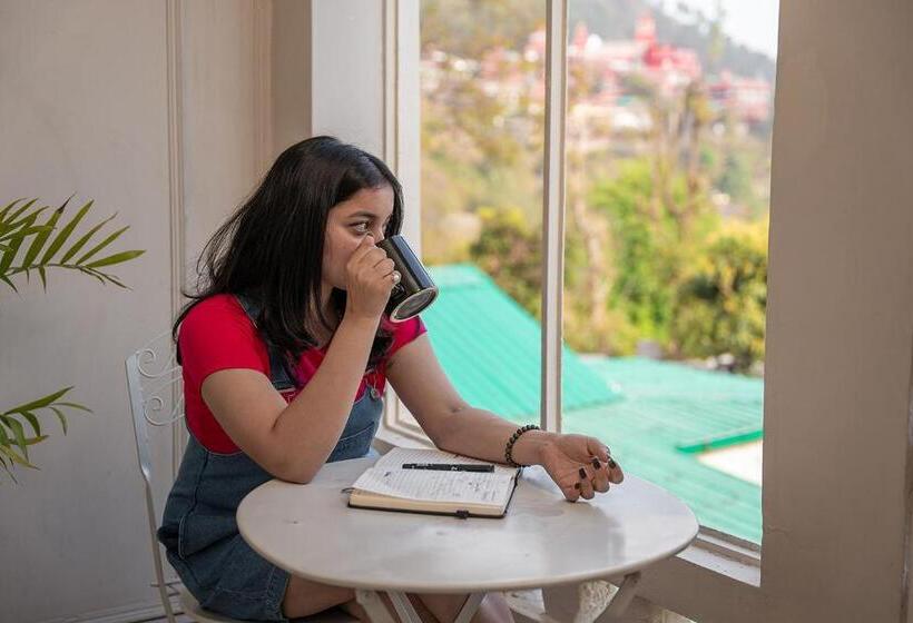 ホテル Maati Resort By The Lake Hill