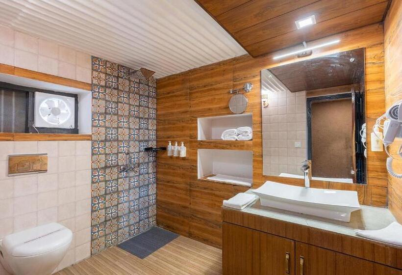 ホテル Maati Resort By The Lake Hill